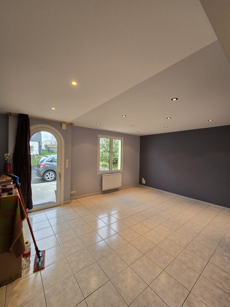 Rénovation d'un salon après dégâts des eaux